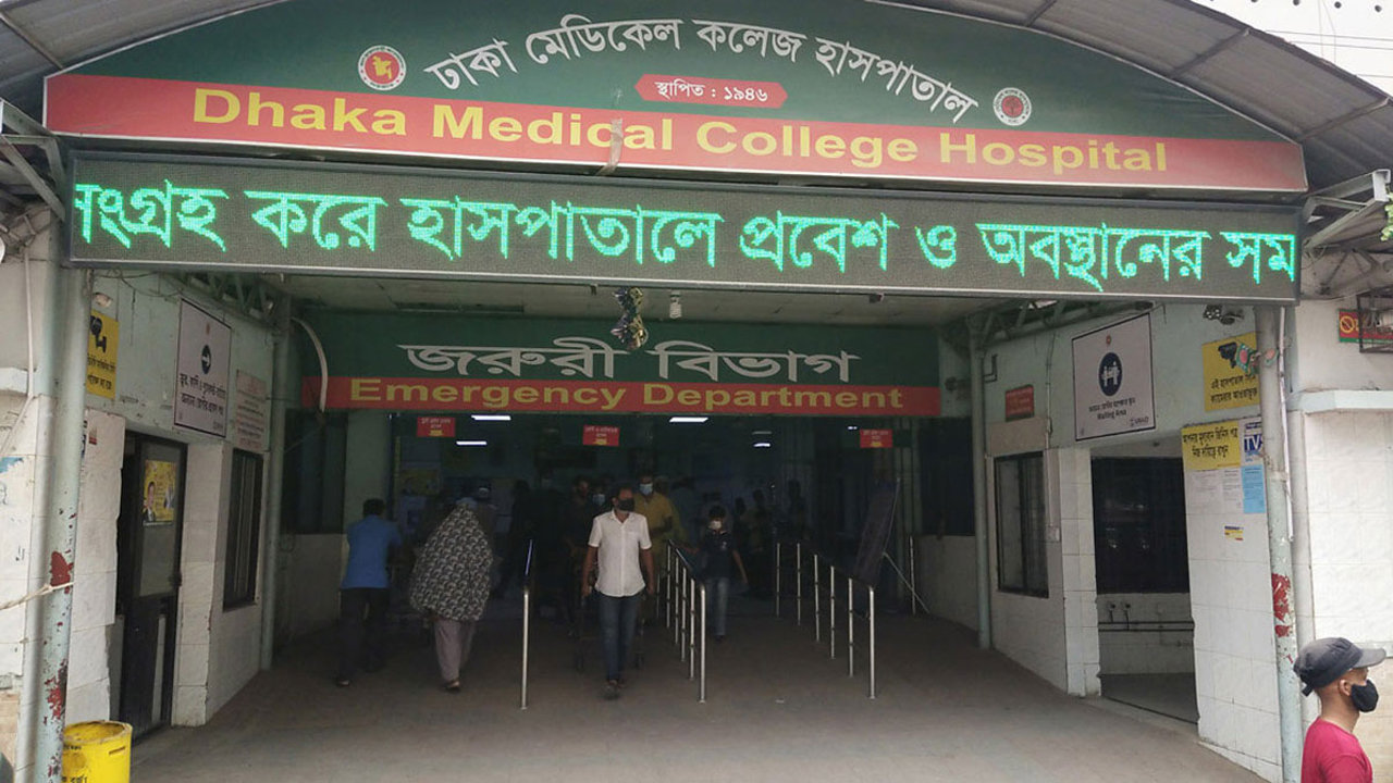 ছাদে ধূমপান করতে বাধা দেওয়ায় যুবককে ছুরিকাঘাত